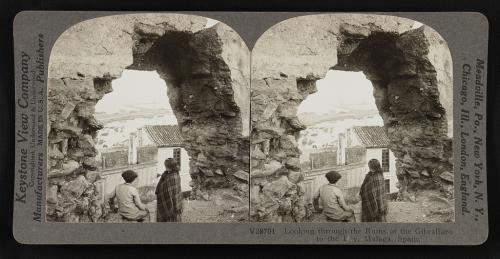 Mirando a través de las ruinas de Gibralfaro a la bahía, Málaga, España (1892/1930).