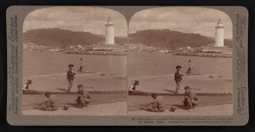 Entrada al puerto con La Farola dominado por el Castillo de Gibralfaro, Málaga, España (1908).
