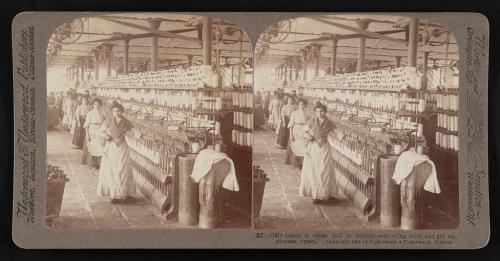 Dentro de una fábrica de algodón en Málaga - sala de cola y empleadas, España (1908).