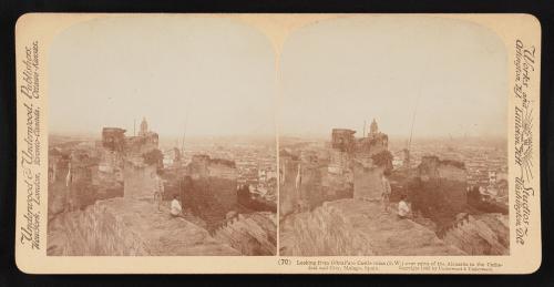Mirando desde las ruinas del Castillo de Gibralfaro (s.w.) sobre las ruinas de la Alcazaba hasta la catedral y la ciudad, Málaga, España (1902).