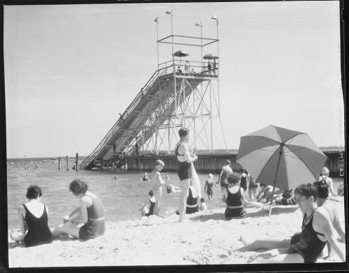 Escena de playa. Playa con bañistas. 